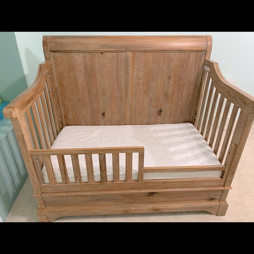 Crib 5-1 convertible and Dresser with changing table